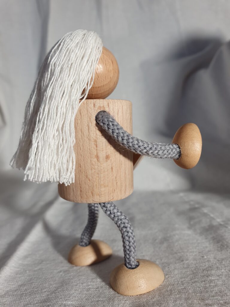 Figur alt groß lang grau weiß 3