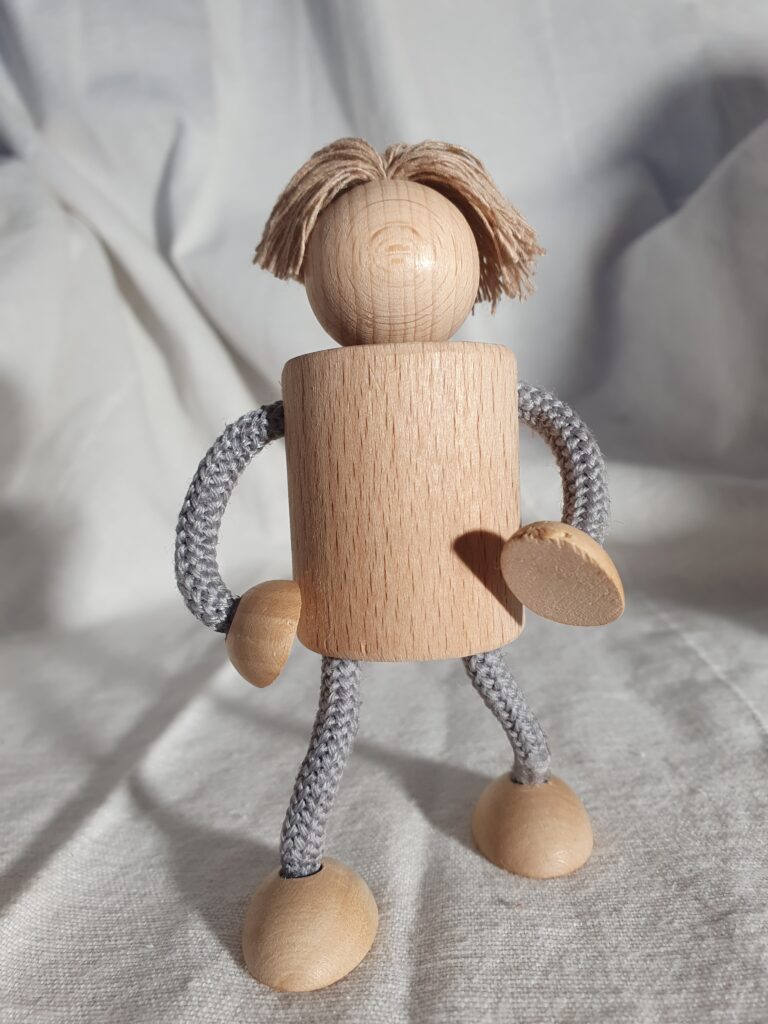 Figur groß kurz grau 1