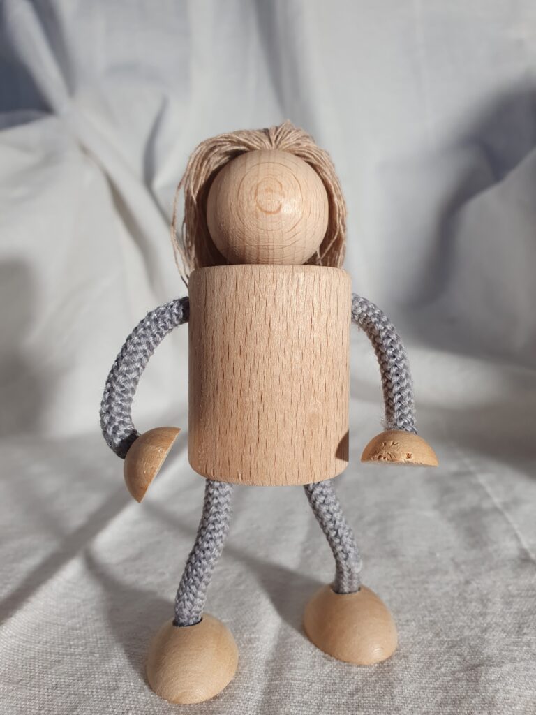 Figur groß lang grau 1