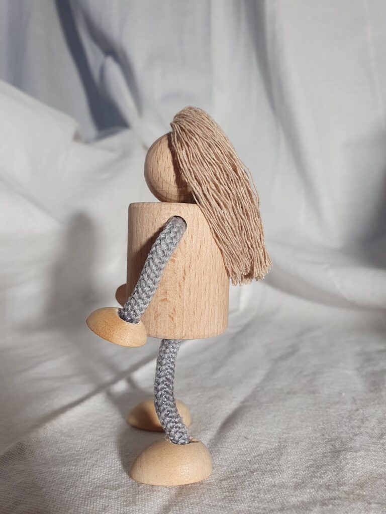 Figur groß lang grau 2