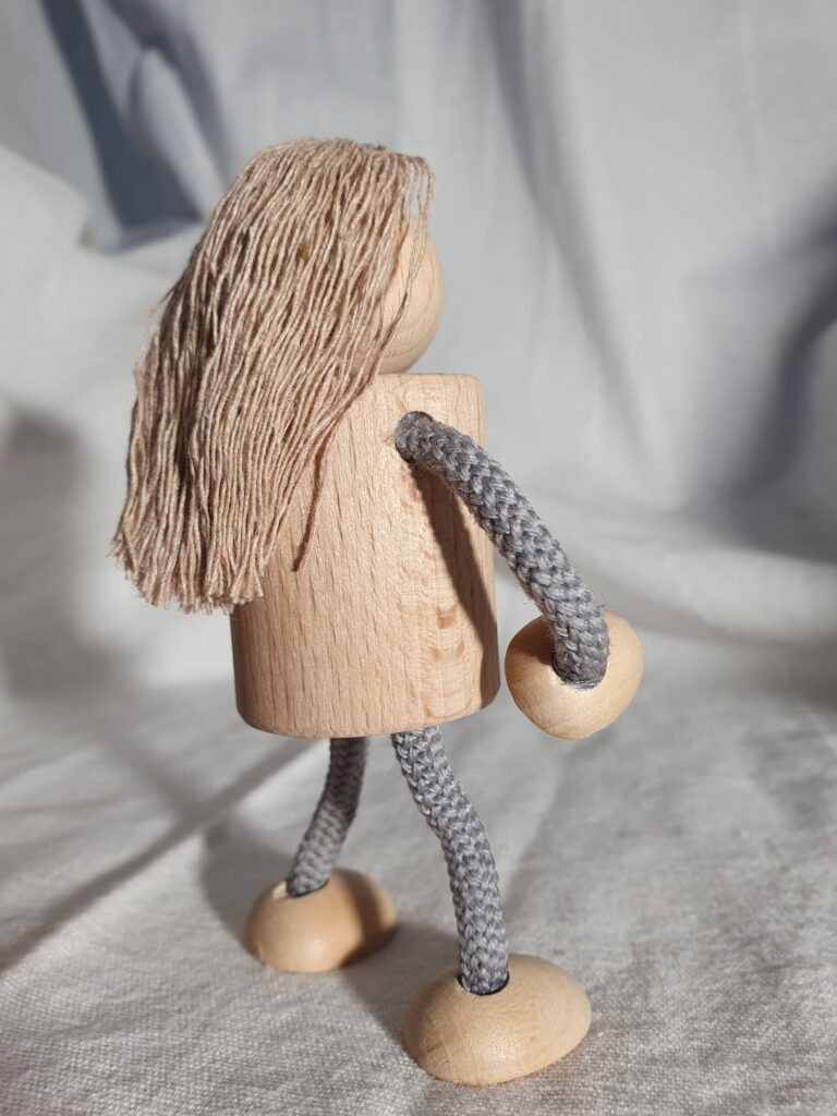 Figur groß lang grau 3