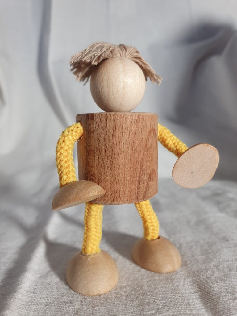Figur klein kurz gelb 1