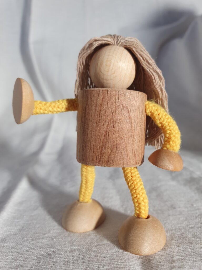 Figur klein lang gelb 1