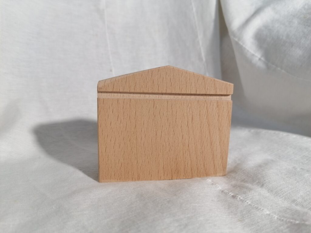 Symbolisches Haus / Tempel aus Holz, welches Institutionen repräsentiert