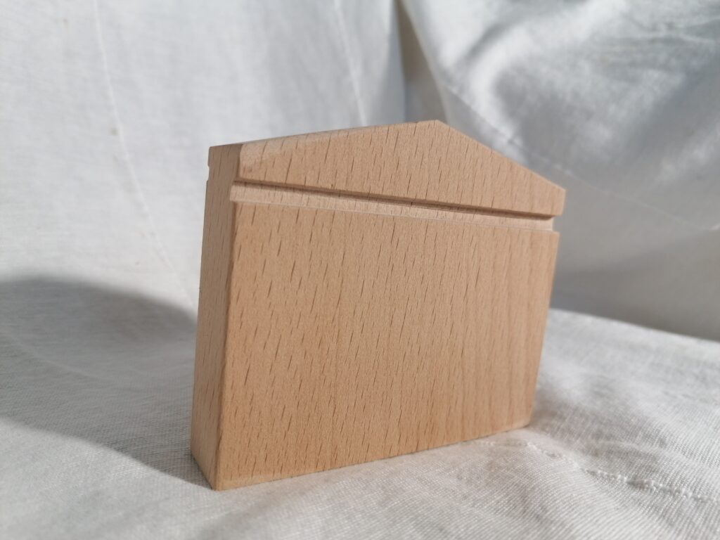 Symbolisches Haus / Tempel aus Holz, welches Institutionen repräsentiert